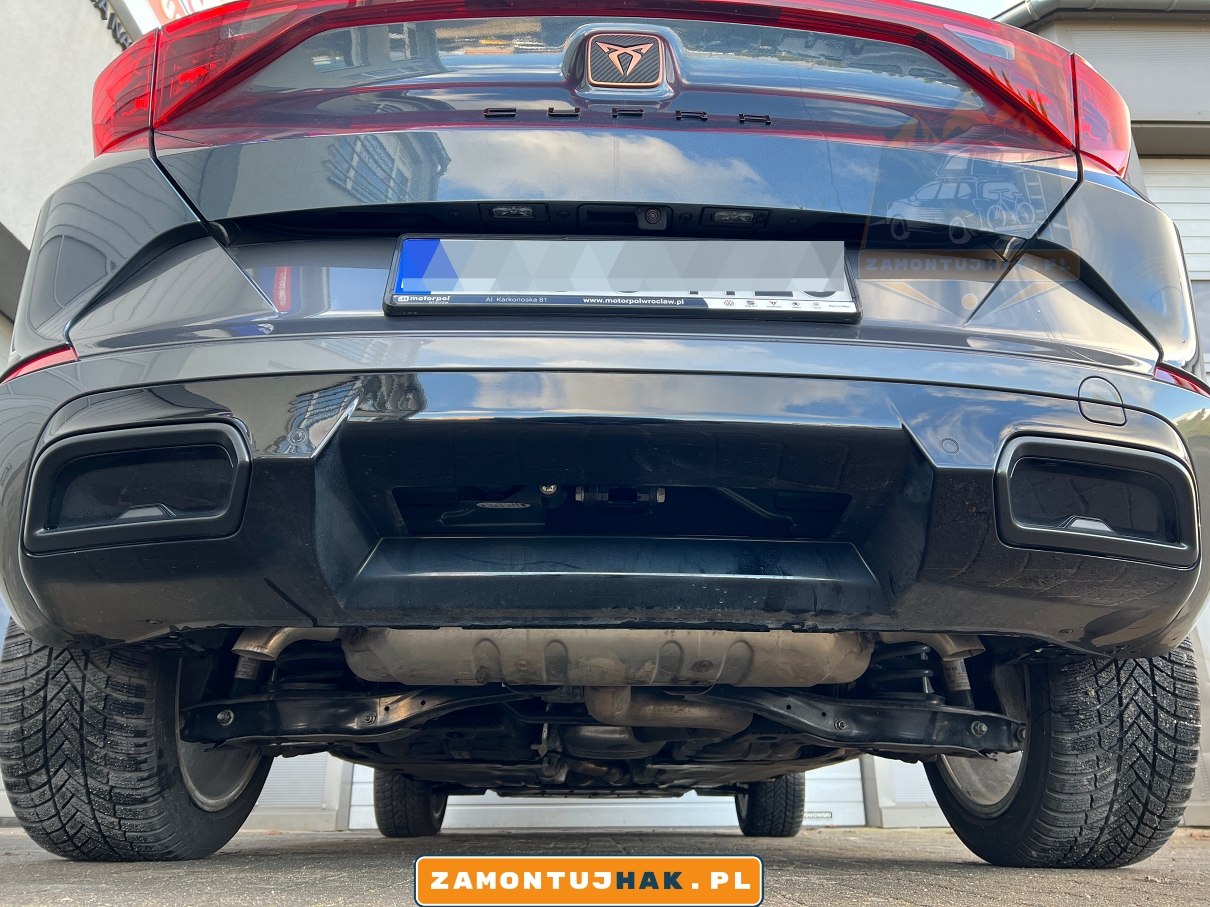 samochod cupra ateca formentor po montazu haka holowniczego brink wypinany pionowo zdjecie wyciecia w zderzaku